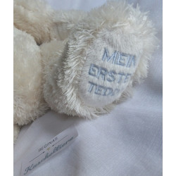 Bukowski - Bär mit Schleife und Schriftzug unterm Fuß - weiß und hellblau - ca. 30 cm groß - sitzend