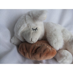 Inware - Plüschtier - schlafendes Schäfchen/Schaf mit kleinem Kissen - ca. 25 cm lang - liegend