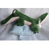 Sigikid - Plüschtier - Krokodil grün/rosa auf einem hellblauen Kissen