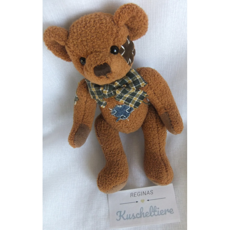 Bob der Bär - Plüschtier - Bär mit Schleife und Stoffflicken - braun, blau - ca. 18 cm groß - Schlenker