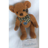 Bob der Bär - Plüschtier - Bär mit Schleife und Stoffflicken - braun, blau - ca. 18 cm groß - Schlenker