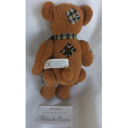 Bob der Bär - Plüschtier - Bär mit Schleife und Stoffflicken - braun, blau - ca. 18 cm groß - Schlenker