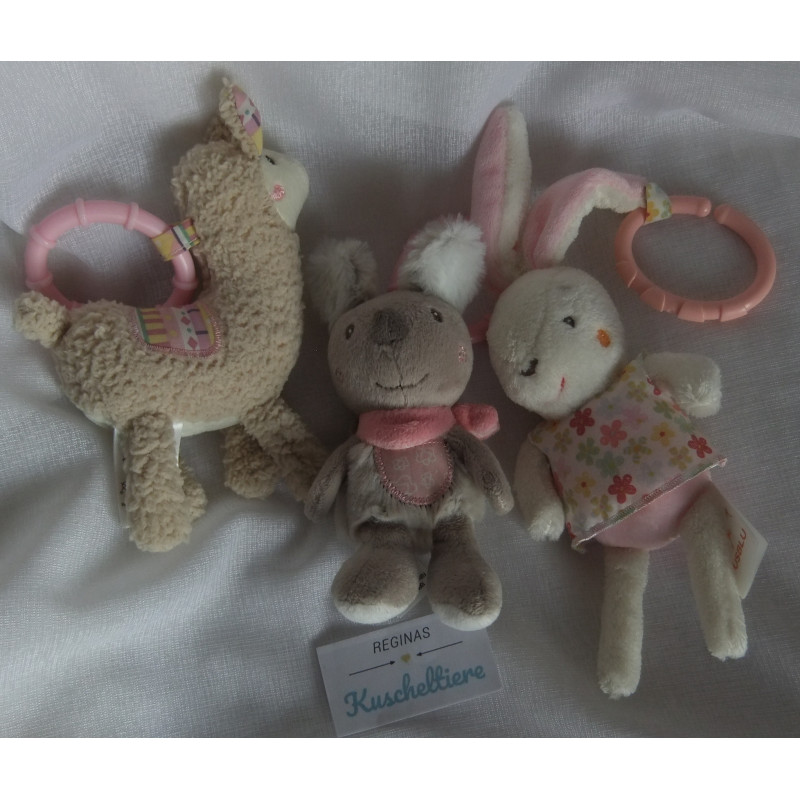 Pusblu - drei Greiflinge mit Rasselgeräusch - Hase mir Kleidchen, Känguru und Lama beige