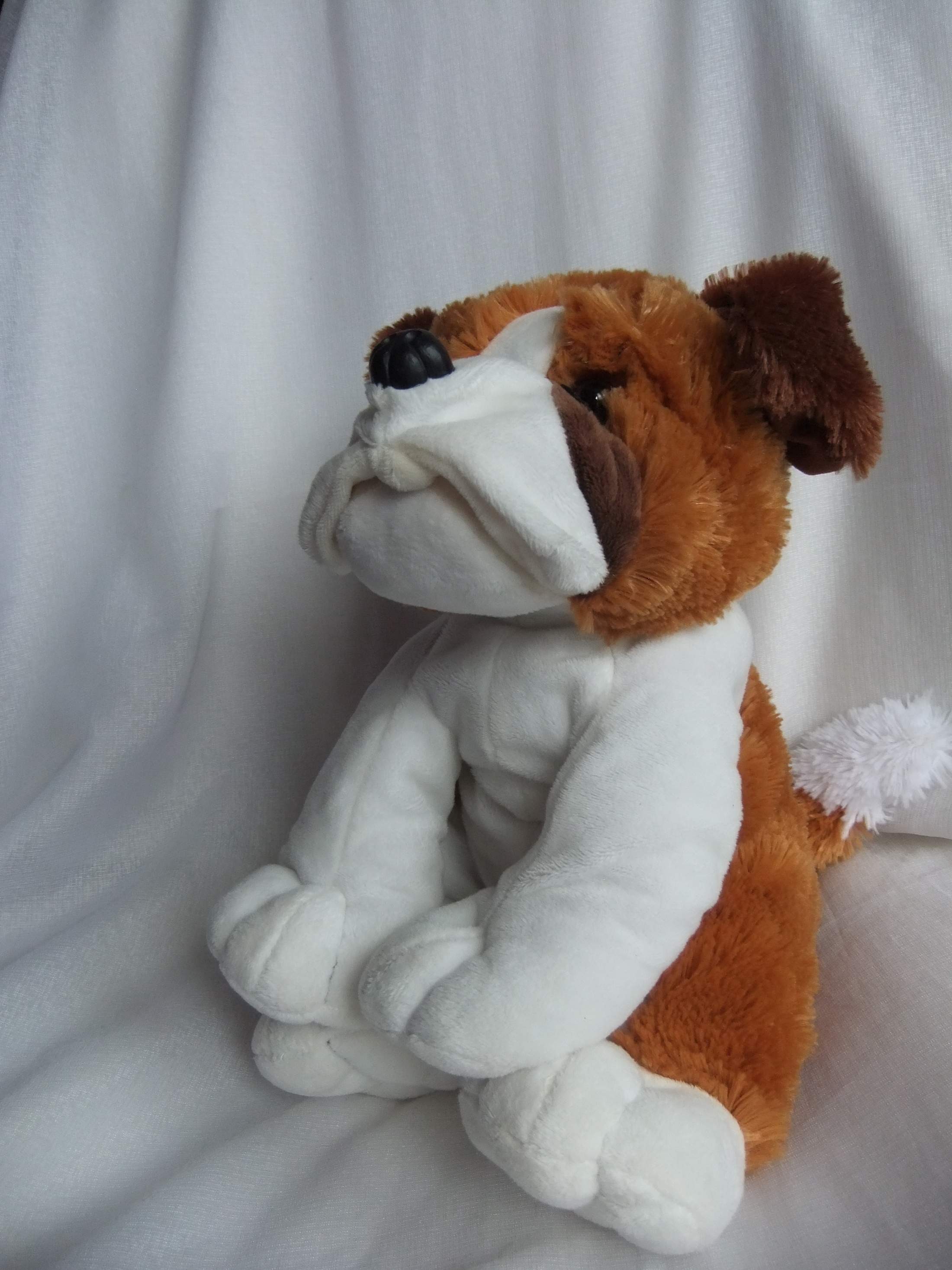 Kuscheltier Bulldogge Liegend – Braun-weißer Plüschhund, 25 Cm Groß, Weich & Kuschelig