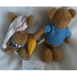 zwei Plüschtiere - Nici Bär mit T-Shirt und Steinbeck Maus mit Halbmond im Arm