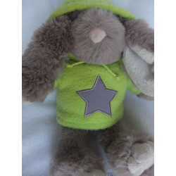 Müller Plüschtier Hase grau, beige mit Nici Kapuzenpullover grün mit grauem Stern - ca. 27 cm groß - Schlenker