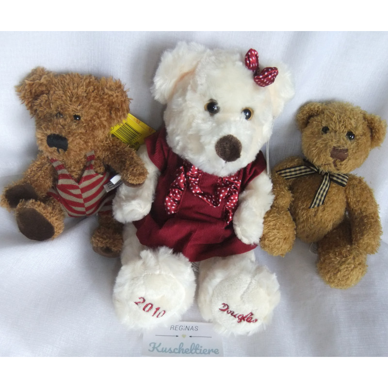 Drei Plüschtiere - Douglas Bär mit Kleidchen - Sunkid Bär mit Badeanzug - Uni Toys Bär