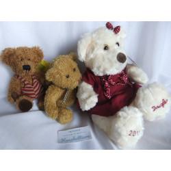 Drei Plüschtiere - Douglas Bär mit Kleidchen - Sunkid Bär mit Badeanzug - Uni Toys Bär