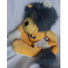 Sigikid -  Duden - Handpuppe - Löwe Lucky - gelb, weiß mit blauer Mähne - ca. 50 cm lang - Schlenker