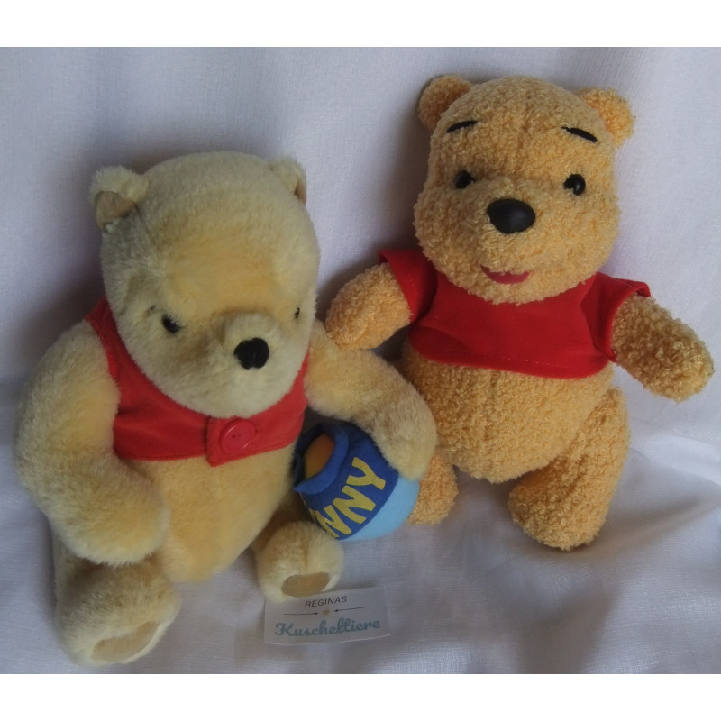 Disney - zwei Plüschtiere - Mattel Winnie Pooh bewegliche Arme und Beinchen - Classic Pooh mit Hunny Topf im Arm
