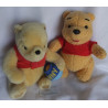 Disney - zwei Plüschtiere - Mattel Winnie Pooh bewegliche Arme und Beinchen - Classic Pooh mit Hunny Topf im Arm