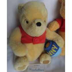Disney - zwei Plüschtiere - Mattel Winnie Pooh bewegliche Arme und Beinchen - Classic Pooh mit Hunny Topf im Arm