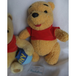 Disney - zwei Plüschtiere - Mattel Winnie Pooh bewegliche Arme und Beinchen - Classic Pooh mit Hunny Topf im Arm