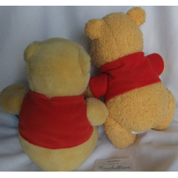 Disney - zwei Plüschtiere - Mattel Winnie Pooh bewegliche Arme und Beinchen - Classic Pooh mit Hunny Topf im Arm