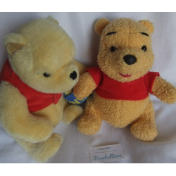 Disney - zwei Plüschtiere - Mattel Winnie Pooh bewegliche Arme und Beinchen - Classic Pooh mit Hunny Topf im Arm