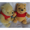 Disney - zwei Plüschtiere - Mattel Winnie Pooh bewegliche Arme und Beinchen - Classic Pooh mit Hunny Topf im Arm