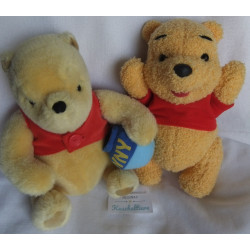 Disney - zwei Plüschtiere - Mattel Winnie Pooh bewegliche Arme und Beinchen - Classic Pooh mit Hunny Topf im Arm