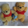 Disney - zwei Plüschtiere - Mattel Winnie Pooh bewegliche Arme und Beinchen - Classic Pooh mit Hunny Topf im Arm