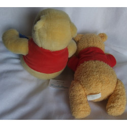 Disney - zwei Plüschtiere - Mattel Winnie Pooh bewegliche Arme und Beinchen - Classic Pooh mit Hunny Topf im Arm