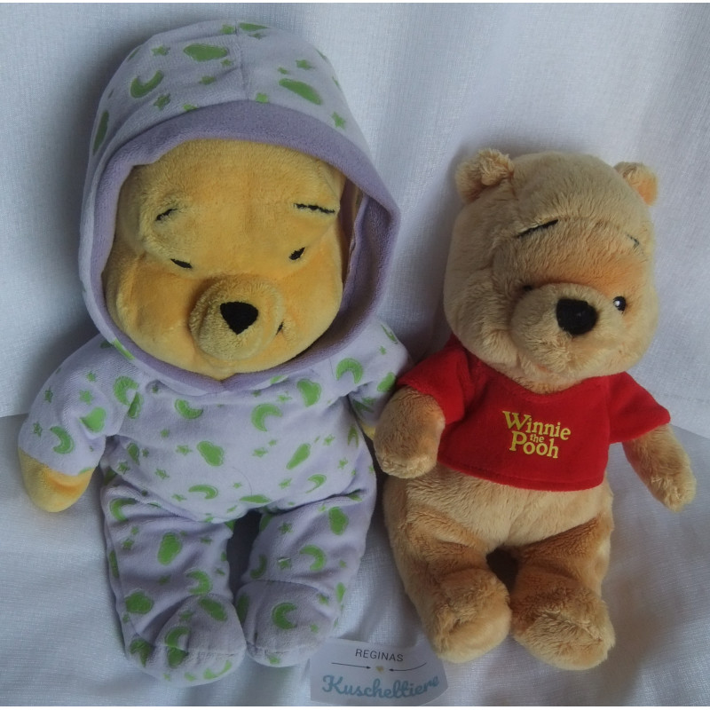 zwei Plüschtiere - Joy Toy Disney Winnie Pooh und Nicotoy Disney Winnie Pooh mit Schlafanzug (Motive leuchten im Dunklen)