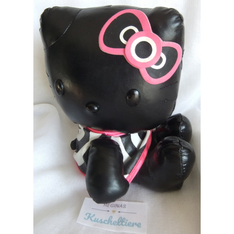 Sanrio Co. Hello Kitty Mac Cosmetics - Katze aus Kunstleder mit einem gestreiften Lackkleid - ca. 21 cm groß - sitzend
