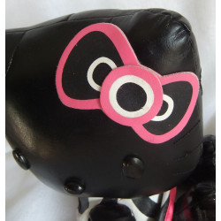Sanrio Co.  Hello Kitty Mac Cosmetics - Katze aus Kunstleder mit einem gestreiften Lackkleid - ca. 21 cm groß - sitzend