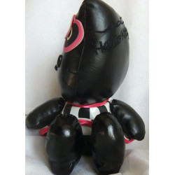Sanrio Co.  Hello Kitty Mac Cosmetics - Katze aus Kunstleder mit einem gestreiften Lackkleid - ca. 21 cm groß - sitzend