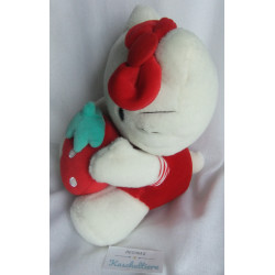 Sanrio - Plüschtier - Hello Kitty Katze mit Plüscherdbeere in den Händen - ca. 25 cm groß - sitzend