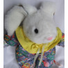 Euro Play Toys GmbH - Vintage Plüschtier - Hase weiß mit buntem Einteiler und Halskrause - ca. 35 cm groß