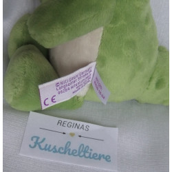 Nici - Plüschtier - Krokodil Nahla grün, weiß mit kleiner rosa Blume am Öhrchen - ca. 20 cm groß - Schlenker