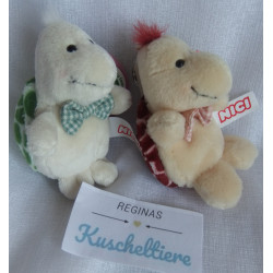 Nici - zwei Schlüsselanhänger - Schildkröte Esmeralda mit kleiner karierten Fliege - rotbraun und grün - ca. 10 cm groß