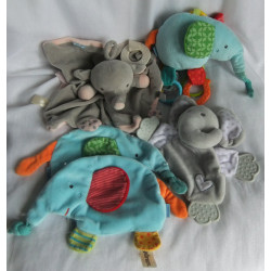 vier Elefanten-Schmusetücher und ein Activityspielzeug Elefant