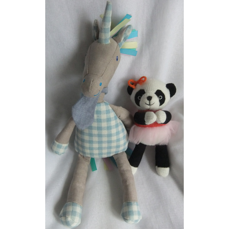 Zwei Depot Kuscheltiere - Depot Stofftier Einhorn und Panda gestrickt mit Tüllrock