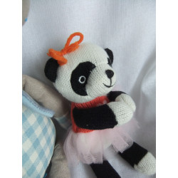 Zwei Depot Kuscheltiere - Depot Stofftier Einhorn und Panda gestrickt mit Tüllrock