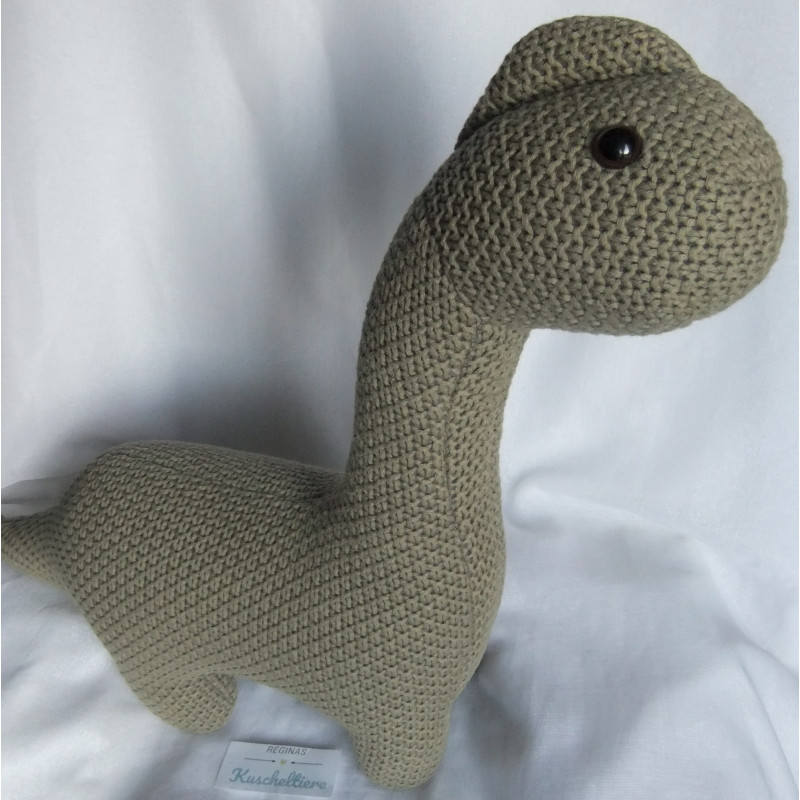 Depot - Plüschtier - For Little Ones - Strick - Dino - oliv - ca. 42 cm hoch und ca. 35 cm lang - stehend