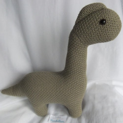 Depot - Plüschtier - For Little Ones - Strick - Dino - oliv - ca. 42 cm hoch und ca. 35 cm lang - stehend